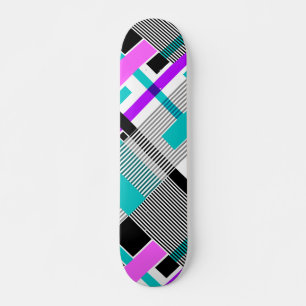 geometrisches Muster in Streifen- und Neonfarben Skateboard
