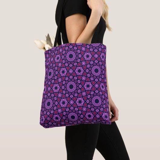 Geometrisches Muster mit Lila abgeschnittenem Trih Tasche (Von Nahem)