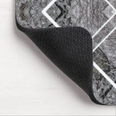 Geometrisches Muster mit schneebedeckten Winterbäu Mousepad (Ecke)