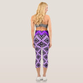 Geometrisches quadratisches Muster Mosaik Schwarz Capri Leggings (Rückseite)
