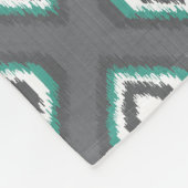Geometrisches Retro-Ikat-Stammesmuster Fleecedecke (Ecke)