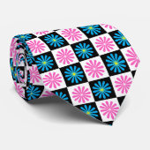 Geometrisches rosa blaues Blumenmuster Krawatte (Gerollt)