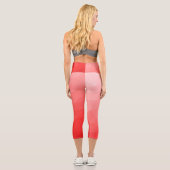 Geometrisches rotes Gefälle Capri Leggings (Rückseite)