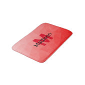 Geometrisches rotes Gradientenmuster Monogramm Badematte (Schrägansicht)