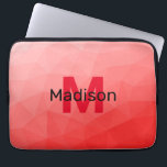 Geometrisches rotes Gradientenmuster Monogramm Laptopschutzhülle<br><div class="desc">Monogram Personalize mit Ihrem benutzerdefinierten Initial und Namen. geometrisches Gefälle mit rotem Gefälle. Dreieck geometrische Masche mit dunkelroten Ober-Farbverlauf, Muster, Ober, Masche, Dreiecke, Geometrie, Gefälle, cool, Dreieck, hell, rot</div>