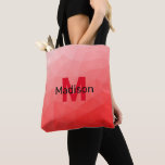 Geometrisches rotes Gradientenmuster Monogramm Tasche<br><div class="desc">Monogram Personalize mit Ihrem benutzerdefinierten Initial und Namen. geometrisches Gefälle mit rotem Gefälle. Dreieck geometrische Masche mit dunkelroten Ober-Farbverlauf,  Muster,  Ober,  Masche,  Dreiecke,  Geometrie,  Gefälle,  cool,  Dreieck,  hell,  rot</div>