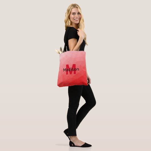 Geometrisches rotes Gradientenmuster Monogramm Tasche (Am Model)