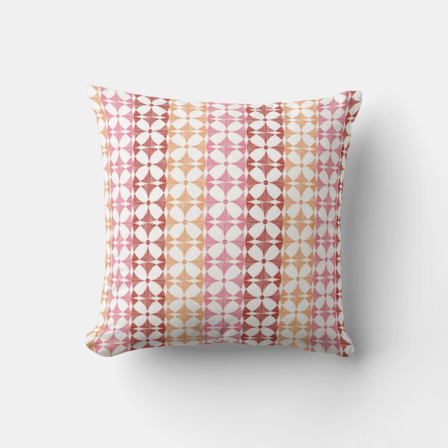 Geometrisches rotes ikat stripes Muster Kissen (Vorderseite)