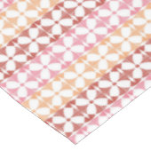 Geometrisches rotes ikat stripes Muster Tischdecke (Schrägansicht)