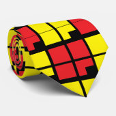 Geometrisches rotes, schwarz gelbes Quadrat Krawatte (Gerollt)