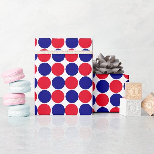 Geometrisches rotes, weißes und blaues Muster der Geschenkpapier (Babyparty)