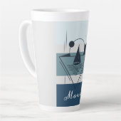 Geometrisches Sailboat Moderne Kunst Personalisier Milchtasse (Linke Ecke)