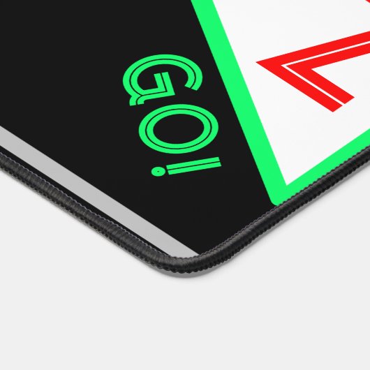 Geometrisches Schwarz-Grün-Monogramm für Videospie Schreibtischunterlage (Ecke)