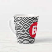 Geometrisches Schwarz-Weiß-Muster rotes Monogramm Milchtasse (Linke Ecke)