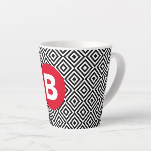 Geometrisches Schwarz-Weiß-Muster rotes Monogramm Milchtasse (Rechte Ecke)