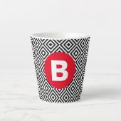 Geometrisches Schwarz-Weiß-Muster rotes Monogramm Milchtasse (Vorderseite)