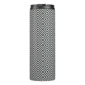 Geometrisches Schwarz-Weiß-Muster rotes Monogramm Thermosbecher (Rückseite)
