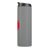 Geometrisches Schwarz-Weiß-Muster rotes Monogramm Thermosbecher (Nach rechts gedreht)