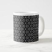 Geometrisches Schwarz-weißes und Silver Geometrism Jumbo-Tasse (Vorderseite Rechts)