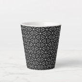 Geometrisches Schwarz-weißes und Silver Geometrism Milchtasse (Vorderseite)