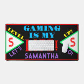 Geometrisches Schwarzes Lila Rotes Monogramm für V Schreibtischunterlage (Tastatur & Maus)