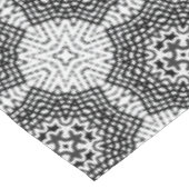 Geometrisches Schwarzweißmuster Tischdecke (Schrägansicht)
