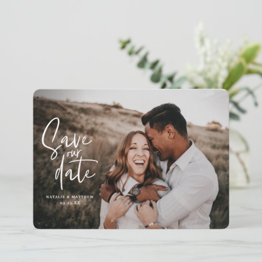 Geometrisches und Skripthochzeitungs-Foto Save The Date (Stehend Vorderseite)