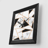 Geometrisches weißes Marmor in Gold, schwarz Quadratische Wanduhr (Winkel)