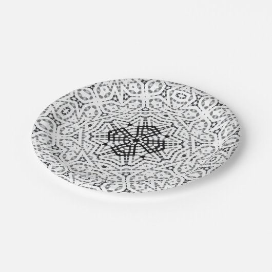 Geometrisches weißes und schwarzes Lochmuster Elsa Pappteller (Schrägansicht)