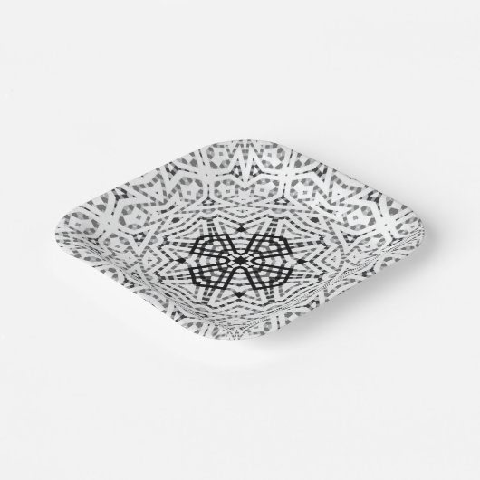 Geometrisches weißes und schwarzes Lochmuster Elsa Pappteller (Gewinkelt)