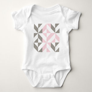 Geometrisches ZigZag für Rosa und Silber Baby Strampler