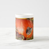 George die Maus in einem Holzhaufen Haus Tasse 2 (Vorderseite)