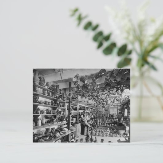 George Ohr Pottery Shop, 1901 Postkarte (Stehend Vorderseite)