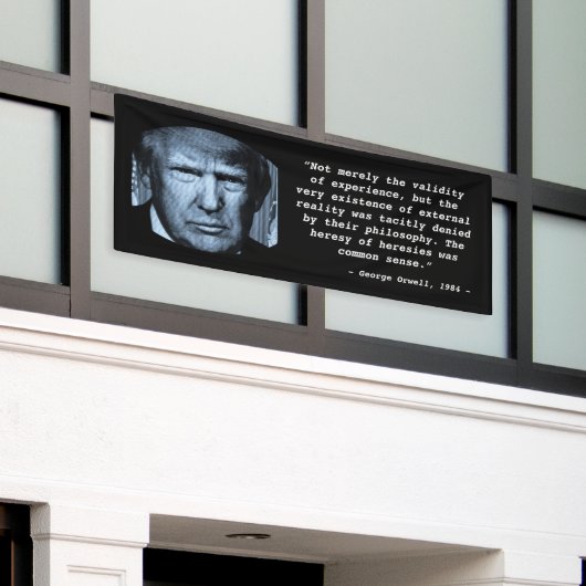 George Orwell 1984 zitieren Anti Trump Big Brother Banner (Äußeres Gebäude)
