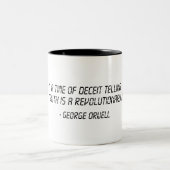 George Orwell Zitat Zweifarbige Tasse (Mittel)