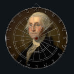 George Washington Erster amerikanischer Präsident  Dartscheibe<br><div class="desc">George Washington Erster amerikanischer Präsident von Stuart. Am 30. April 1789 übernahm George Washington, stehend auf dem Balkon der Bundesstaatlichen Halle an der Wall Street in New York, seinen Amtseid als erster Präsident der Vereinigten Staaten. "Als Erstes wird in unserer Situation dazu dienen, einen Präzedenzfall zu schaffen", schrieb er James...</div>