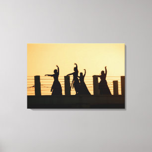 Georgianische Tänzer bei Sonnenuntergang Leinwanddruck