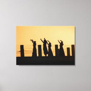 Georgianische Tänzer bei Sonnenuntergang Leinwanddruck
