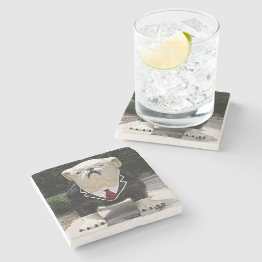 Georgien-Untersetzer in Athen, Bulldog-Anzug Steinuntersetzer (Seitenansicht)