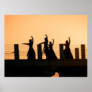 Georgische Tänzer bei Sonnenuntergang Poster