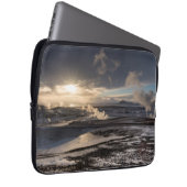 Geothermische Winterlandschaft Laptopschutzhülle (Vorne Rechts)