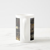 Gepäck, Dirks und Sabers Porzellantasse (Rückseite)