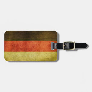Gepäck-Umbau mit schmutziger Vintager Flagge aus Gepäckanhänger