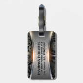 Gepäckanhänger aus grauem Metall (Rückseite vertikal)