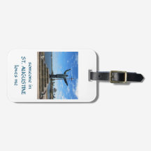 Gepäckanhänger mit sanften Waffen aufgehoben