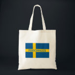 Gepäcksack-Gastgeschenk der schwedischen Flagge Tragetasche<br><div class="desc">Die schwedische Flagge Zolltaschen. Spaß Gastgeschenk für Hochzeit in Urlaubsort,  Geburtstagsparty,  Urlaub,  Reisen und mehr. Schweden - Landesflagge. Fügen Sie optional Ihren eigenen personalisierten Text hinzu. Skandinavien ist stolz.</div>
