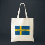 Gepäcksack-Gastgeschenk der schwedischen Flagge Tragetasche<br><div class="desc">Die schwedische Flagge Zolltaschen. Spaß Gastgeschenk für Hochzeit in Urlaubsort,  Geburtstagsparty,  Urlaub,  Reisen und mehr. Schweden - Landesflagge. Fügen Sie optional Ihren eigenen personalisierten Text hinzu. Skandinavien ist stolz.</div>