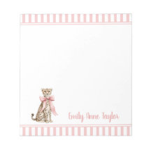 Gepard mit rosa Schleife und Streifen