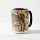 Gepard schaut sich um tasse (VorderseiteRechts)