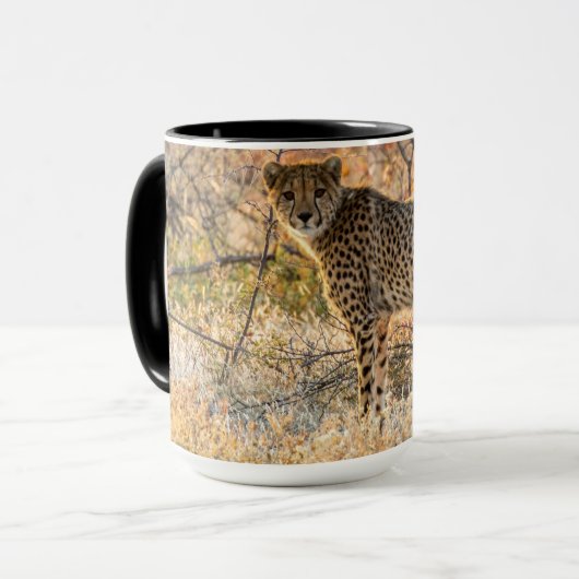 Gepard schaut sich um tasse (Vorderseite Links)